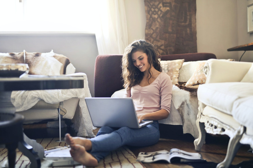 Nên học tiếng Anh online hay trung tâm: ưu và nhược điểm