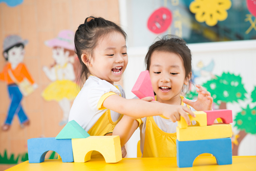 Có nên cho con học tiếng Anh ở trung tâm hay không?